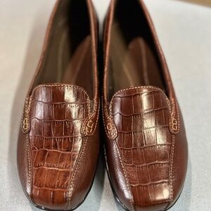 Clarks Women's Croco Embossed Slip-on loafers, size 8 wide, brown